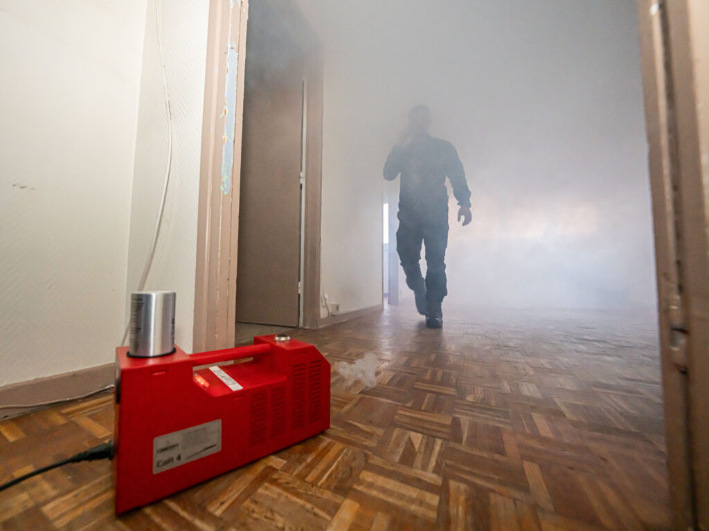 participez à un exercice d'incendie simulé spécialement conçu pour les seniors afin d'apprendre les bons gestes et améliorer la sécurité en cas d'urgence.