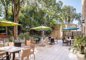 découvrez la résidence seniors à cuxac-cabardès : un cadre sécurisé, convivial et adapté aux besoins des personnes âgées, avec des services sur-mesure pour un quotidien serein au cœur de l'aude.