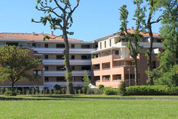 découvrez la résidence seniors à cuxac-cabardès : un lieu de vie confortable, sécurisé et convivial pour personnes âgées. profitez de services adaptés, d'espaces modernes et d'activités pour une retraite épanouie dans l'aude.