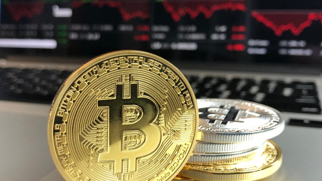 peter schiff alerte sur une possible chute du bitcoin jusqu'à 75 000$, évoquant des risques majeurs pour les investisseurs et un marché très volatil. découvrez son analyse et les raisons de cette prédiction.
