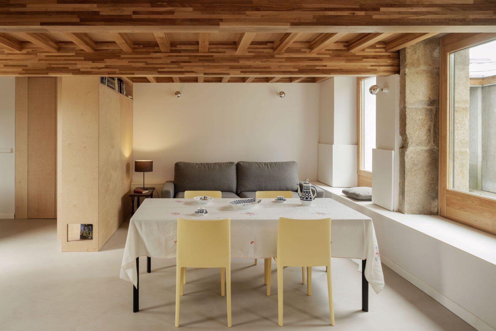 découvrez cette demeure élégante alliant inox et bois, située en espagne, pour un style contemporain et chaleureux.
