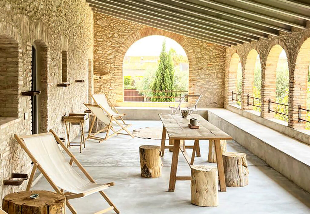 découvrez cette demeure élégante alliant inox et bois, située en espagne, offrant un design moderne et un cadre exceptionnel pour un confort optimal.