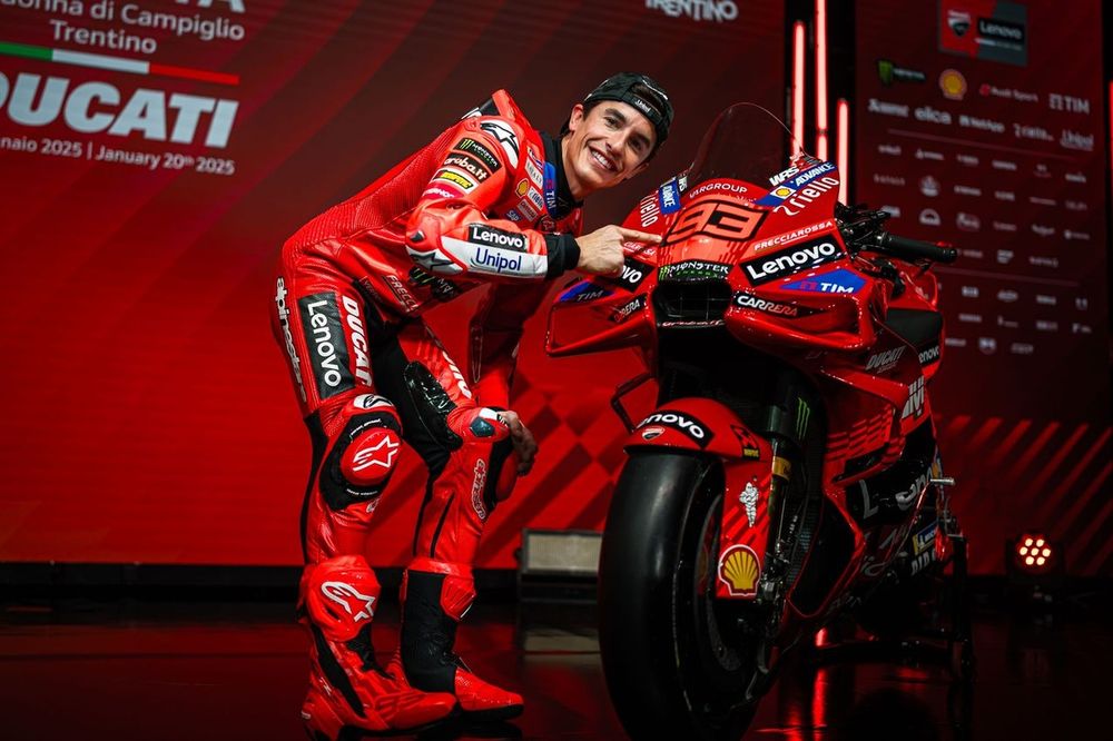découvrez le bilan de la saison ducati avec bagnaia et marquez, ainsi que les négociations en cours pour préparer l'avenir de l'équipe en motogp.