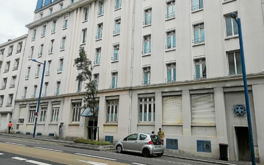 reprise des travaux pour une résidence senior de 108 logements dans le finistère, prévue pour 2026. projet d'habitat moderne et adapté aux besoins des seniors.
