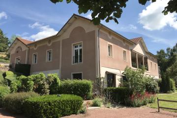 découvrez notre résidence senior à feurs, offrant des logements confortables et adaptés pour un quotidien serein et convivial.