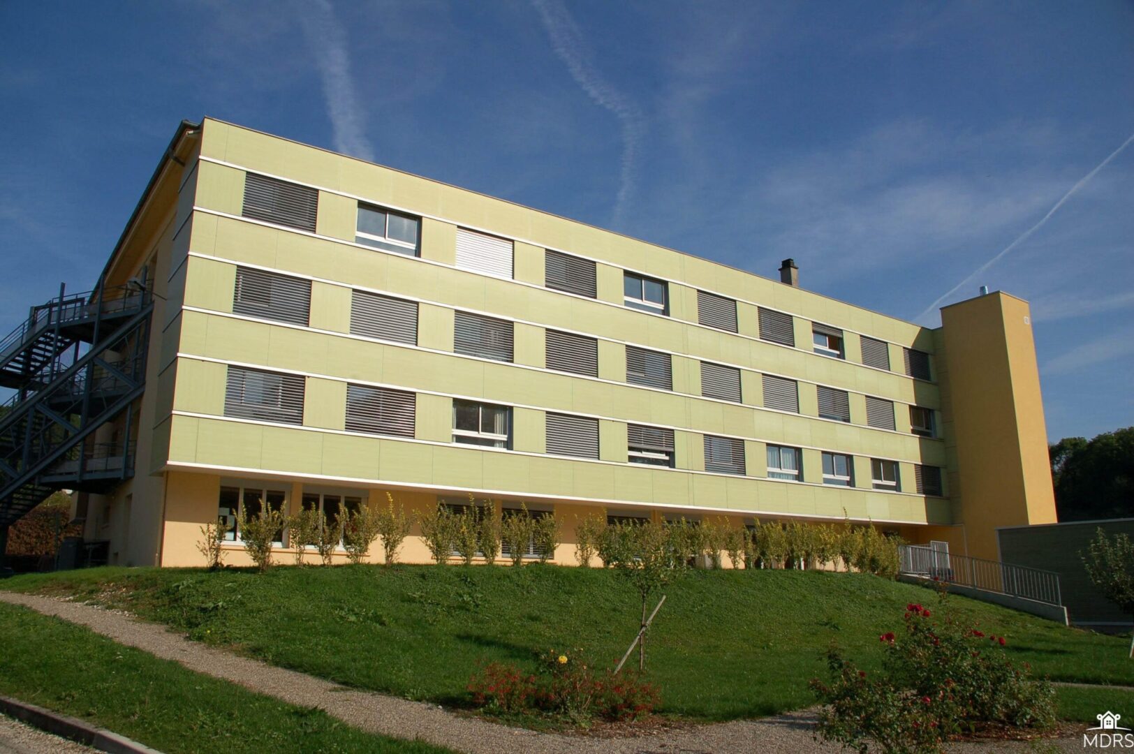 découvrez notre résidence senior moderne à lons-le-saunier, alliant confort, sécurité et convivialité dans un cadre paisible.