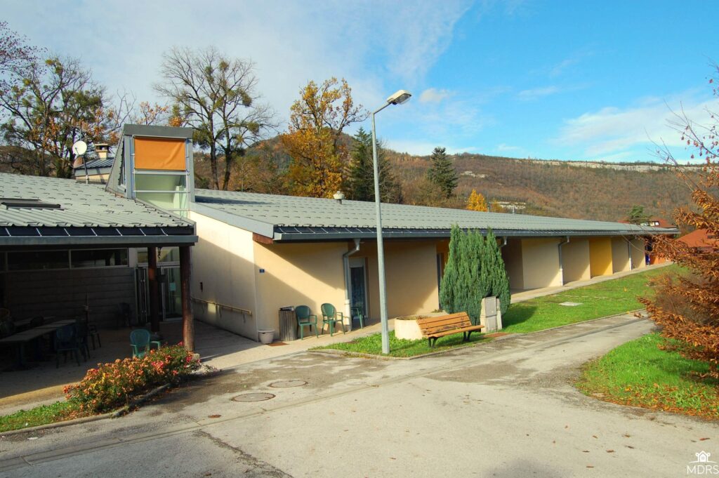 découvrez notre résidence senior moderne à lons-le-saunier, offrant confort, sécurité et services adaptés pour une vie épanouie.
