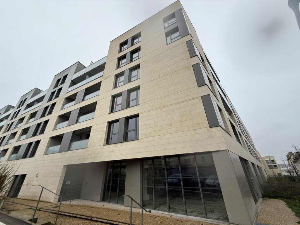 découvrez les enjeux des résidences seniors en 2025 : analyse des opportunités et des pièges à éviter pour bien choisir votre logement.