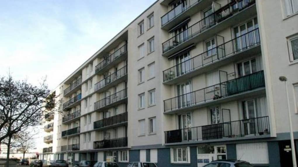 découvrez comment des propriétaires privés de loyers se mobilisent face à un scandale immobilier majeur, réclamant justice et soutien.