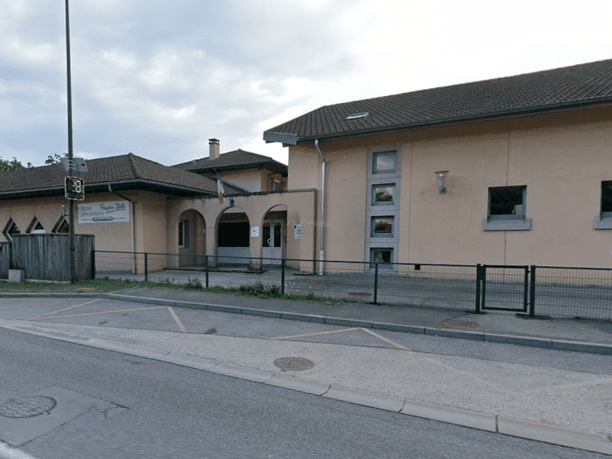 un auxiliaire de vie en haute-marne a été mis en examen pour des faits d'agression sexuelle, une enquête est en cours pour éclaircir cette affaire.
