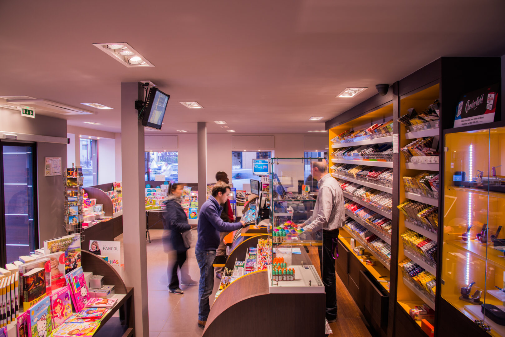 découvrez comment un couple innove en intégrant un espace déco original dans leur tabac-presse, alliant tradition et créativité pour une expérience unique.