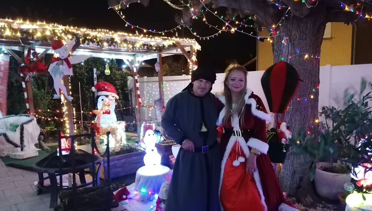 découvrez comment un couple landais illumine noël avec des décorations festives et une ambiance chaleureuse qui ravit tout le quartier.