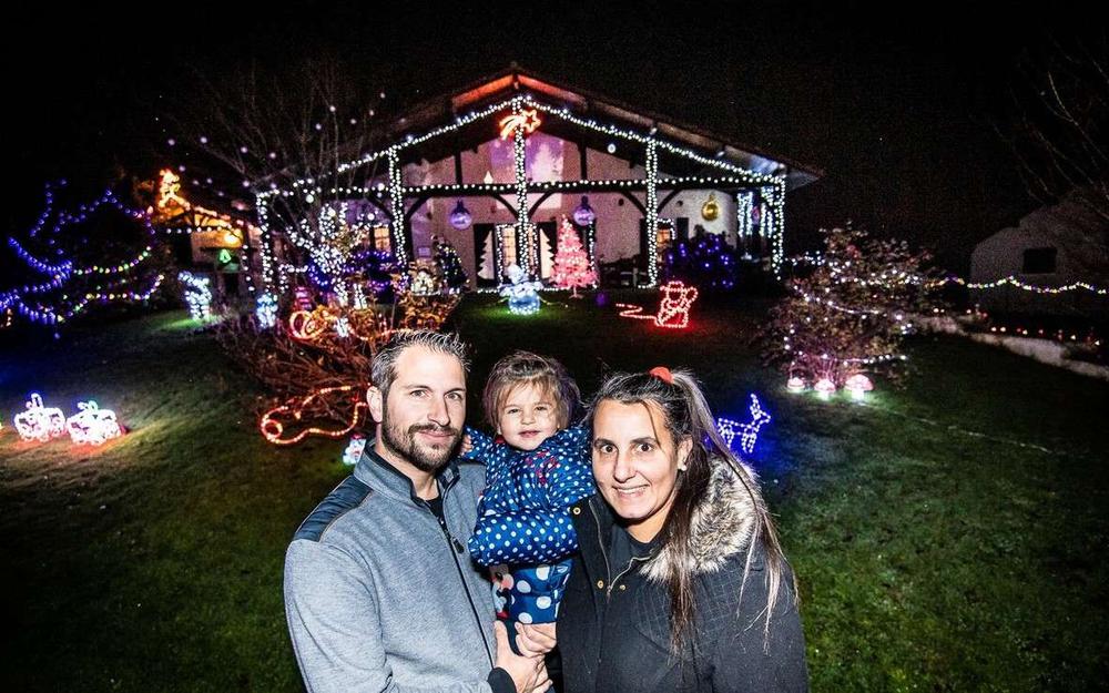 un couple landais illumine noël avec des décorations féeriques et une ambiance chaleureuse, apportant magie et joie à leur communauté.