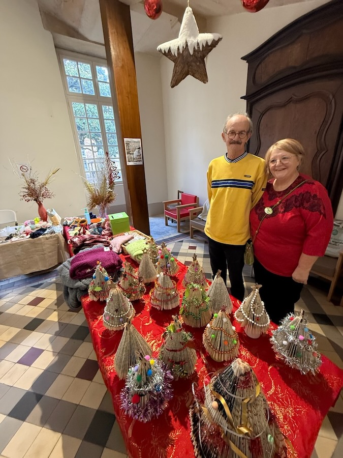 découvrez le marché de noël festif à la résidence senior stella à mâcon, une occasion conviviale pour partager joie, gourmandises et cadeaux dans une ambiance chaleureuse.