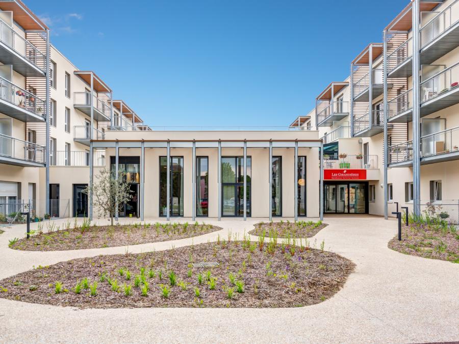 découvrez la visite de la mjc à la résidence senior les amarenthes, un moment de partage et de convivialité intergénérationnelle.