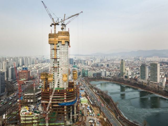 découvrez les défis et innovations derrière la construction du premier gratte-ciel d’un kilomètre, une prouesse architecturale et technique sans précédent.