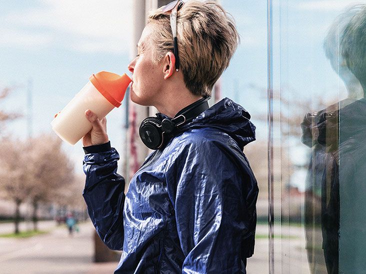découvrez les dangers potentiels de la whey protéine, ses effets secondaires possibles et les précautions à prendre pour une consommation saine et sécurisée.