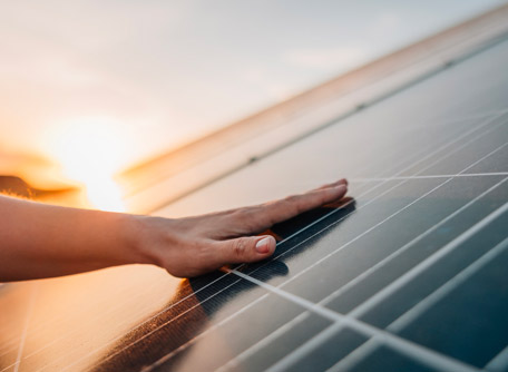 découvrez comment réaliser des économies solaires grâce à l'énergie photovoltaïque et réduire vos factures d'électricité tout en préservant l'environnement.
