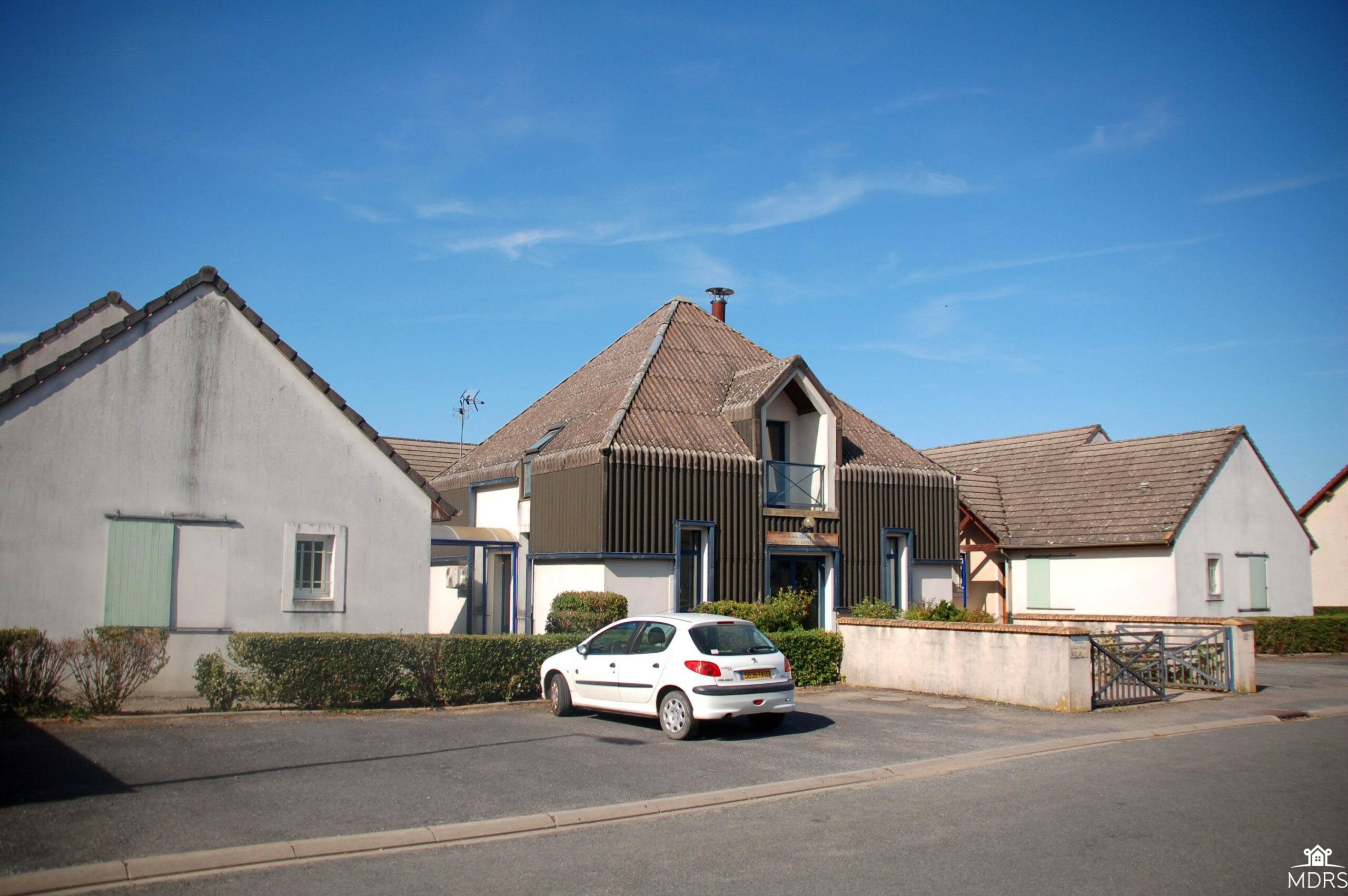 célébration de l'inauguration de la nouvelle résidence senior domitys à moulins, un espace moderne et convivial dédié au bien-être des retraités.