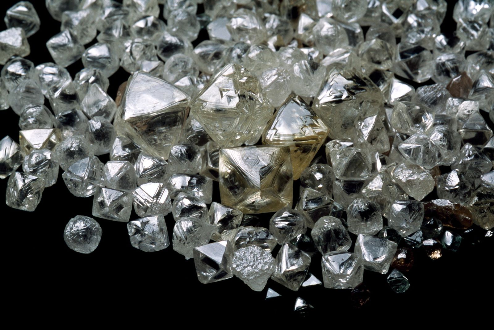 découvrez la découverte incroyable d'un matériau plus dur que le diamant, provenant de l'espace, qui pourrait révolutionner les sciences et les technologies.
