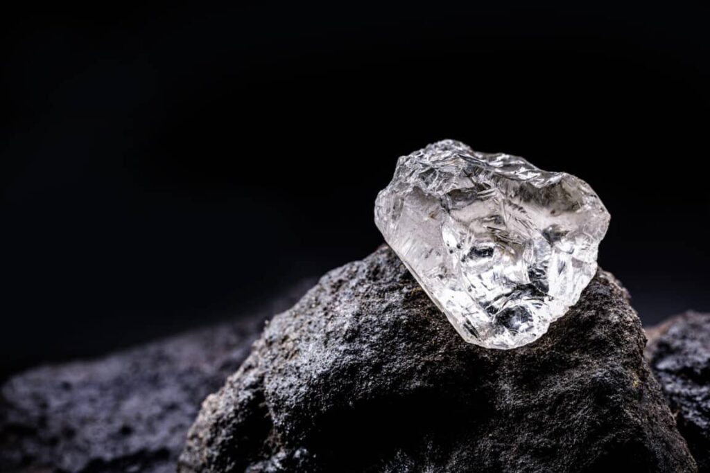 découvrez la découverte révolutionnaire d'un matériau plus dur que le diamant, trouvé dans l'espace, ouvrant de nouvelles perspectives en science des matériaux et technologie.