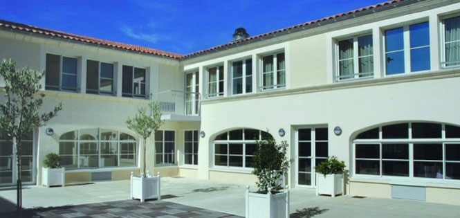 découvrez notre résidence senior à angoulême, idéale pour profiter d'un séjour alliant confort, sécurité et tourisme dans une ville riche en patrimoine.