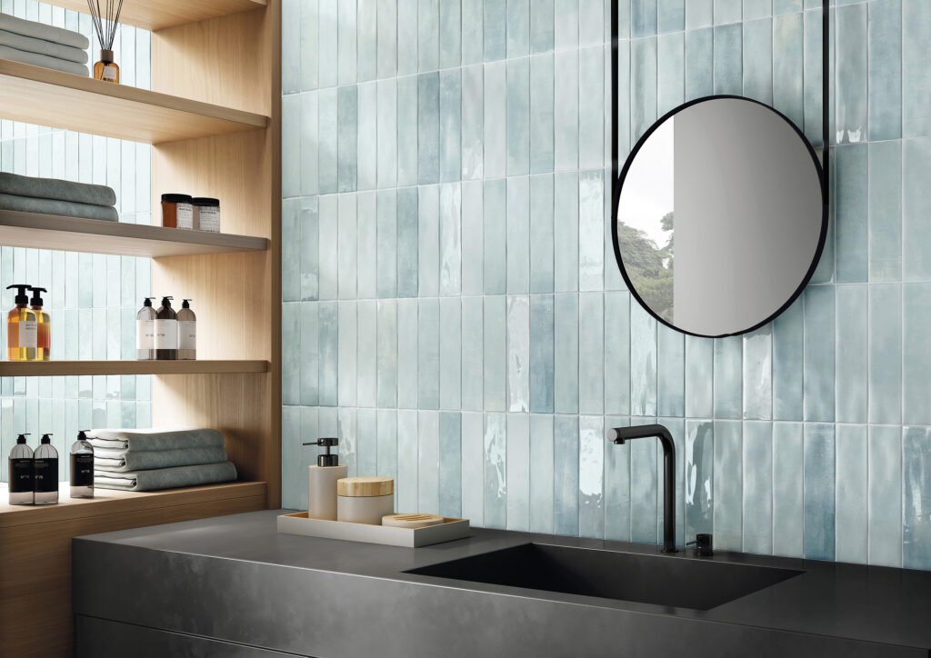 découvrez les tendances déco 2026 avec les teintes ambre, vert métallique et bleu aqua pour une ambiance moderne et raffinée.