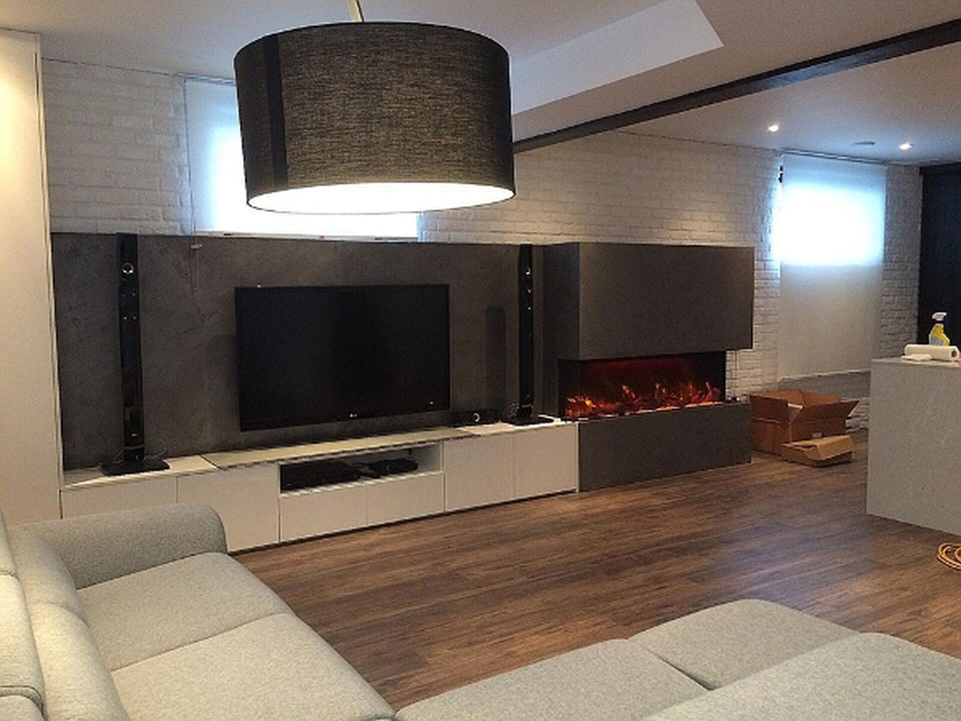 découvrez comment intégrer harmonieusement le métal froid dans un intérieur chaleureux pour créer un espace moderne et convivial alliant style industriel et confort.