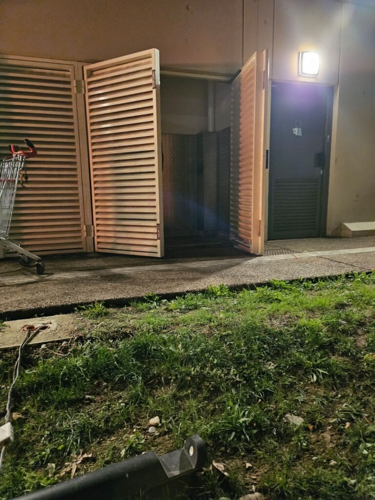 découvrez l'alerte sur le retard français en matière de logement pour seniors et les enjeux liés à l'adaptation des habitats aux besoins des personnes âgées.