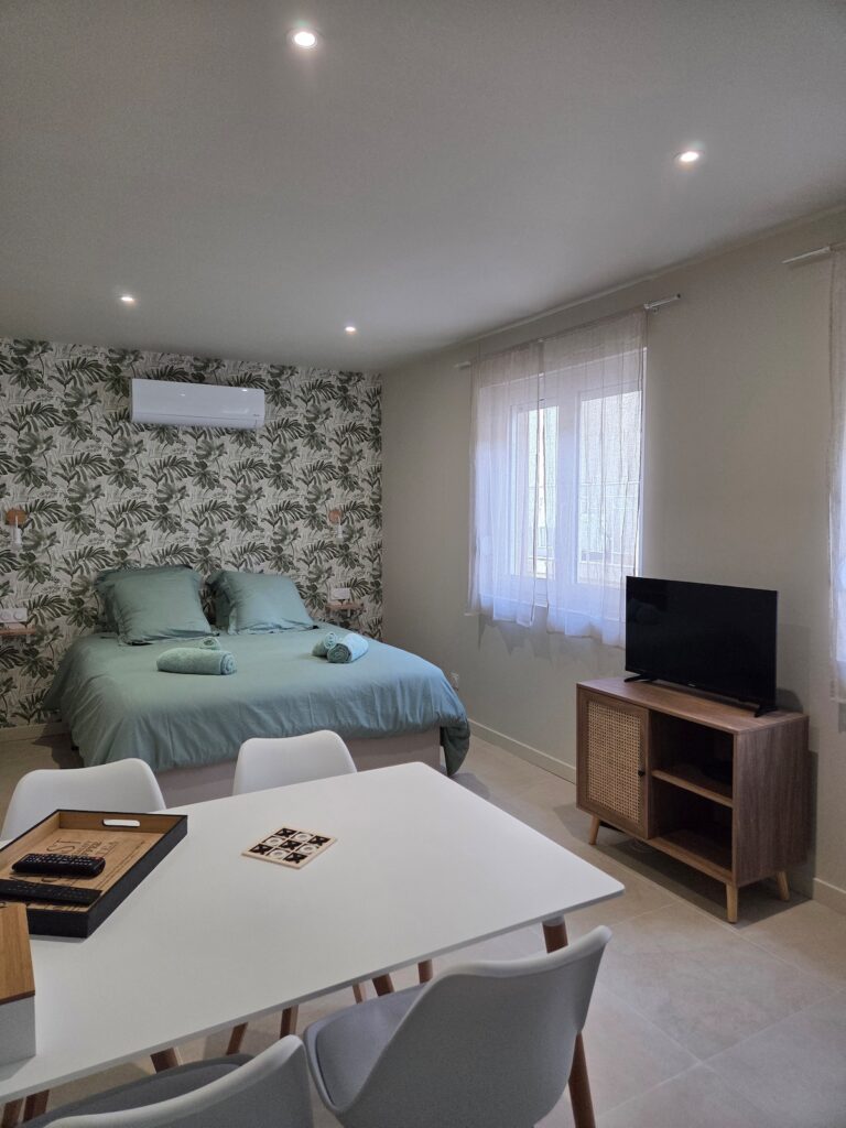 découvrez une nuit confortable en résidence seniors à mâconnais, réservable facilement via airbnb ou booking, pour un séjour paisible et agréable.