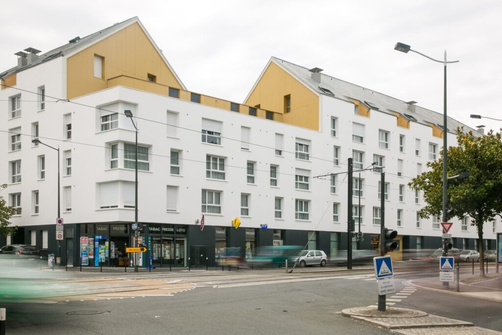 découvrez notre résidence services seniors innovante à nantes-saint-nazaire, alliant confort, sécurité et services personnalisés pour un quotidien serein et agréable.