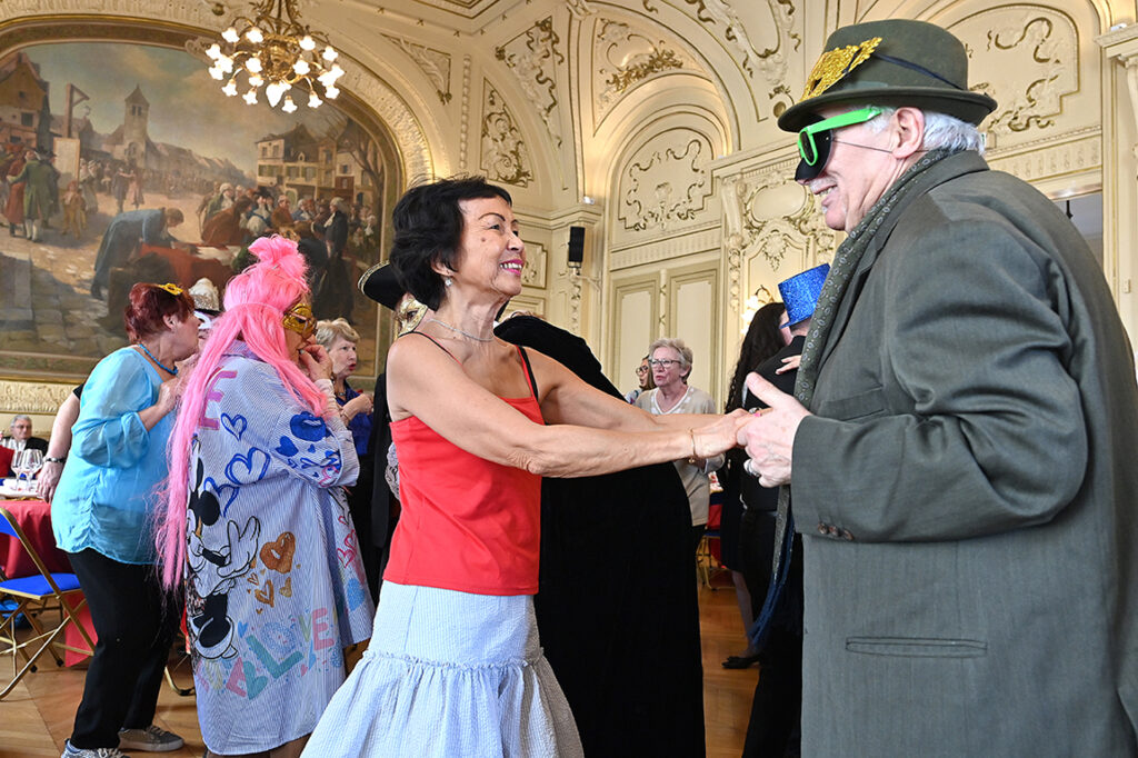 participez à un bal masqué enchanteur à la résidence seniors, une soirée magique pleine de musique, danse et convivialité pour tous les résidents.