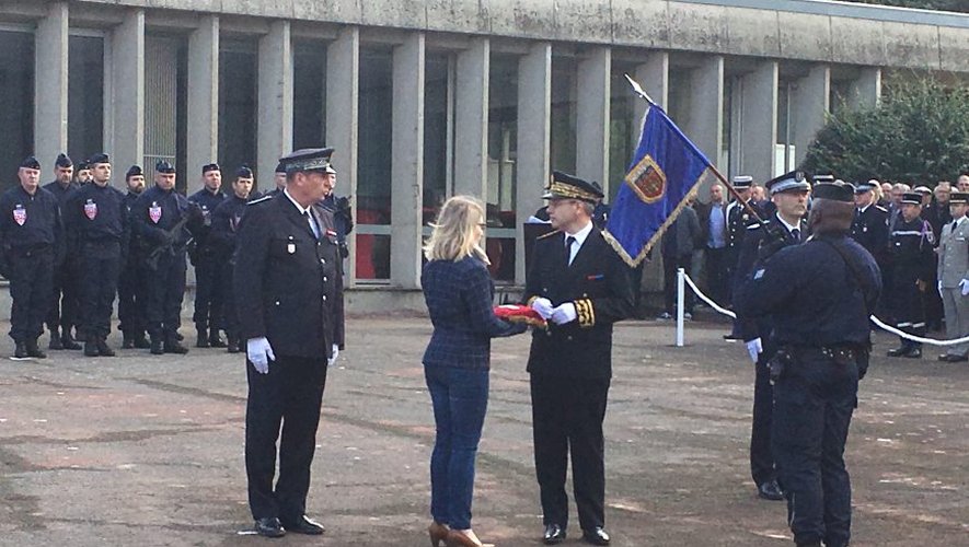 le ministre rend hommage à un policier de la crs 40 pour son dévouement et son engagement exemplaire au service de la sécurité publique.