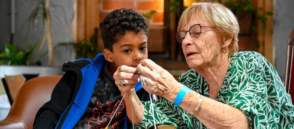 découvrez une rencontre enrichissante entre stagiaires et séniors, qui unissent leurs talents pour créer ensemble un conte captivant mêlant expérience et créativité.