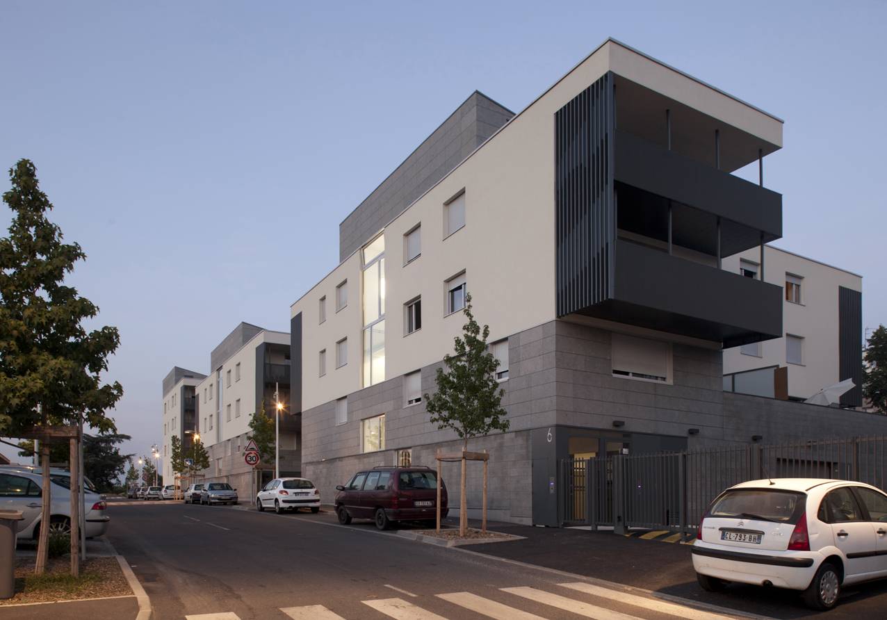 découvrez à rive-de-gier un ancien bâtiment réhabilité en une résidence moderne alliant charme et confort, composée de 15 appartements contemporains.