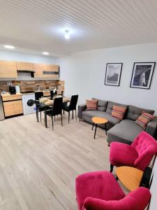 découvrez à rive-de-gier un ancien bâtiment rénové en une résidence moderne comprenant 15 appartements alliant charme et confort contemporain.